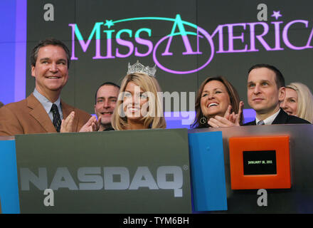 Sam Haskell (L), Vorsitzender der Miss America Organisation, Teresa Scanlan, Mitte, die frisch gekrönte 2011 Miss America, und Sandy Spielman, Dritte rechts, Vice President of North American Sales für Amway, führt den Vorsitz bei der Öffnung Glocke Zeremonie an der NASDAQ am 18. Januar 2011 in New York City. Scanlon, der Gerig, Nebraska, wurde während der 90. Jahrestag der Miss America Pageant krönte in Las Vegas statt. UPI/Monika Graff. Stockfoto