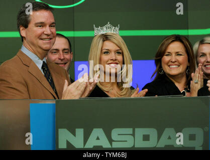 Sam Haskell (L), Vorsitzender der Miss America Organisation, Teresa Scanlan, Mitte, die frisch gekrönte 2011 Miss America, und Sandy Spielman, Vice President of North American Sales für Amway, führt den Vorsitz bei der Öffnung Glocke Zeremonie an der NASDAQ am 18. Januar 2011 in New York City. Scanlon, der Gerig, Nebraska, wurde während der 90. Jahrestag der Miss America Pageant krönte in Las Vegas statt. UPI/Monika Graff. Stockfoto