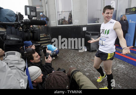 Thomas Dold in Deutschland reagiert nach der Überquerung der finnischen Linie zuerst nach dem Erklimmen der Treppen auf der Spitze des Empire State Building in New York Road Runners 33. jährlichen Empire State Building Run-Up am Empire State Building in New York City am 1. Februar 2011. Thomas Dold gewinnt seinen sechsten aufeinanderfolgenden Empire State Building Run-Up. UPI/John angelillo Stockfoto