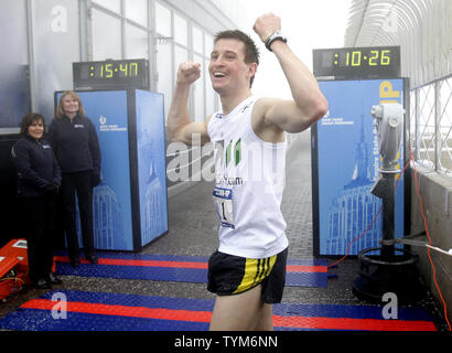 Thomas Dold in Deutschland reagiert nach der Überquerung der finnischen Linie zuerst nach dem Erklimmen der Treppen auf der Spitze des Empire State Building in New York Road Runners 33. jährlichen Empire State Building Run-Up am Empire State Building in New York City am 1. Februar 2011. Thomas Dold gewinnt seinen sechsten aufeinanderfolgenden Empire State Building Run-Up. UPI/John angelillo Stockfoto