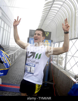 Thomas Dold in Deutschland reagiert nach der Überquerung der finnischen Linie zuerst nach dem Erklimmen der Treppen auf der Spitze des Empire State Building in New York Road Runners 33. jährlichen Empire State Building Run-Up am Empire State Building in New York City am 1. Februar 2011. Thomas Dold gewinnt seinen sechsten aufeinanderfolgenden Empire State Building Run-Up. UPI/John angelillo Stockfoto