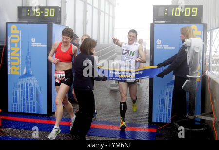 Thomas Dold in Deutschland reagiert nach der Überquerung der finnischen Linie zuerst nach dem Erklimmen der Treppen auf der Spitze des Empire State Building in New York Road Runners 33. jährlichen Empire State Building Run-Up am Empire State Building in New York City am 1. Februar 2011. Thomas Dold gewinnt seinen sechsten aufeinanderfolgenden Empire State Building Run-Up. UPI/John angelillo Stockfoto