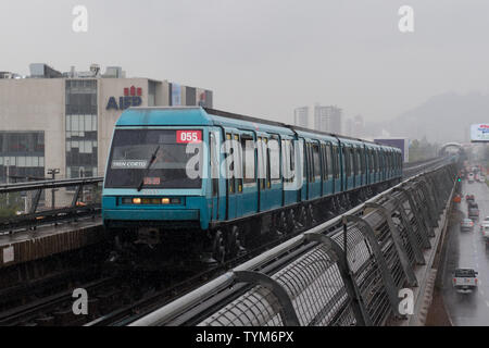 SANTIAGO, CHILE - Oktober 2015: EIN NS 93 Santiago U-Bahn im Regen Stockfoto