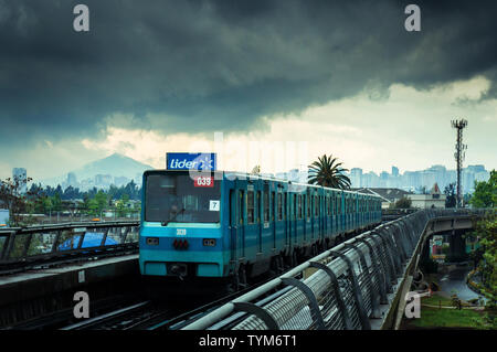 SANTIAGO, CHILE - Oktober 2015: Eine alte NS 74 Santiago U-Bahn eingabe Carlos Valdovinos Station, mit den Wolken im Hintergrund Stockfoto