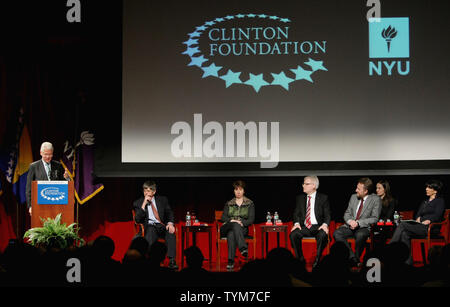 Präsident Bill Clinton (L), Gründer der William Clinton Foundation, gibt die abschließenden Bemerkungen als (nach rechts) links James B. Steinberg, US-Staatssekretär, Catherine Ashton, Hohe Vertreterin der EU, Ivo Josipovic, Präsident der Republik Kroatien, Bakir Izetbegovic, Mitglied der Präsidentschaft von Bosnien und Herzegowina und Christiane Amanpour, ABC Nachrichten Anker, während der "Europa am Scheideweg: die Abkommen von Dayton und dem Beginn des 21. Jahrhunderts Diplomatie" Konferenz, die an der New York Universität am 9. Februar 2011 in New York City. Die Abkommen von Dayton unterzeichnet wurden in 199 Stockfoto