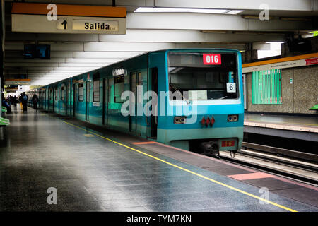 SANTIAGO, CHILE - Oktober 2015: Eine alte NS 74 Santiago U-Bahn Zug hielt am Parque O'Higgins Station der Linie 2 Stockfoto