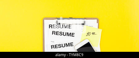 Kreative, oben flach auf dem Schreibtisch mit Resume Dokumente Platz auf kräftigen gelben Hintergrund im minimalistischen Stil kopieren. Konzept der neuen Job, Einstellung Einstellung Stockfoto