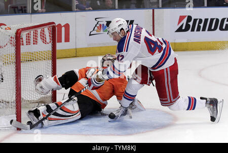 New York Rangers Artem Anisimov erhält den Puck hinter Philadelphia Flyers goalie Sergei Bobrovsky in der dritten Periode im Madison Square Garden in New York City am 6. März 2011. Die Rangers besiegte die Flyer 7-0. UPI/John angelillo Stockfoto