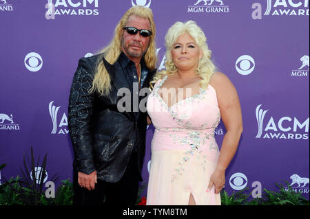 Juni 26, 2013 - Las Vegas, Nevada, USA - Fernsehen Persönlichkeiten DUANE ''Dog'' Chapman (L) und BETH CHAPMAN kommen für die Akademie 2013 der Country Music Awards im MGM Grand Arena am 7. April 2013. Beth Chapman, 51, verstarb heute nach ihren Kampf gegen den Lungenkrebs. (Bild: © David Becker/ZUMA Draht) Stockfoto