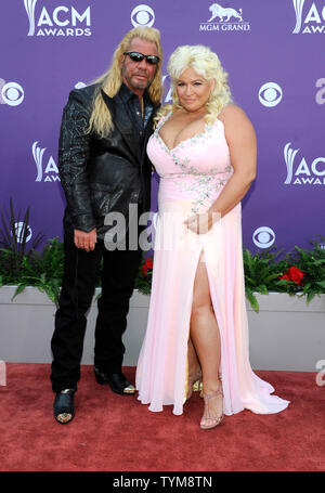 Juni 26, 2013 - Las Vegas, Nevada, USA - Fernsehen Persönlichkeiten DUANE ''Dog'' Chapman (L) und BETH CHAPMAN kommen für die Akademie 2013 der Country Music Awards im MGM Grand Arena am 7. April 2013. Beth Chapman, 51, verstarb heute nach ihren Kampf gegen den Lungenkrebs. (Bild: © David Becker/ZUMA Draht) Stockfoto