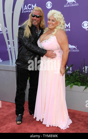 Juni 26, 2013 - Las Vegas, Nevada, USA - Fernsehen Persönlichkeiten DUANE ''Dog'' Chapman (L) und BETH CHAPMAN kommen für die Akademie 2013 der Country Music Awards im MGM Grand Arena am 7. April 2013. Beth Chapman, 51, verstarb heute nach ihren Kampf gegen den Lungenkrebs. (Bild: © David Becker/ZUMA Draht) Stockfoto