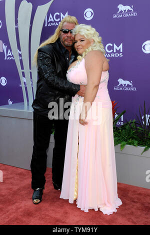 Juni 26, 2013 - Las Vegas, Nevada, USA - Fernsehen Persönlichkeiten DUANE ''Dog'' Chapman (L) und BETH CHAPMAN kommen für die Akademie 2013 der Country Music Awards im MGM Grand Arena am 7. April 2013. Beth Chapman, 51, verstarb heute nach ihren Kampf gegen den Lungenkrebs. (Bild: © David Becker/ZUMA Draht) Stockfoto