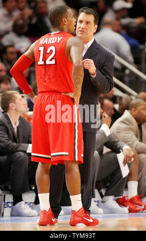 St. Johns' Head Coach Steve Lavine (R) Gespräche mit Dwight Hardy als der rote Sturm von Syrakus in der ersten Hälfte am NCAA Basketball Championship Big East im Madison Square Garden findet am 10. März 2011 in New York City. UPI Foto/Monika Graff... Stockfoto