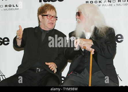 Elton John (L) Gespräche mit eingezogenes Leon Russell an der Rock and Roll Hall of Fame induction Ceremony im Waldorf-Astoria Hotel in New York am 14. März 2011 abgehalten. UPI Foto/Monika Graff... Stockfoto