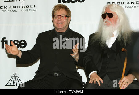 Elton John im Gespräch mit Reportern an der Rock and Roll Hall of Fame induction Ceremony, wo er eingezogenes Leon Russell einführen wird, rechts, im Waldorf-Astoria Hotel in New York am 14. März 2011. UPI Foto/Monika Graff... Stockfoto