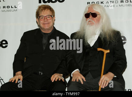 Elton John (L) Antworten auf die Fragen der Reporter als eingezogenes Leon Russell an der Rock and Roll Hall of Fame induction Ceremony im Waldorf-Astoria Hotel in New York am 14. März 2011 abgehalten. UPI Foto/Monika Graff... Stockfoto