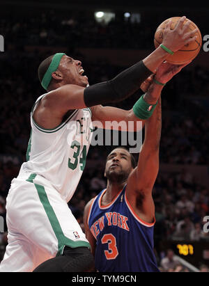 Boston Celtics Paul Pierce Antriebe durch New York Knicks Shawne Williams zum Korb in der ersten Hälfte im Madison Square Garden in New York City am 21. März 2011. Die Celtics besiegt die Knicks 96-86. UPI/John angelillo Stockfoto