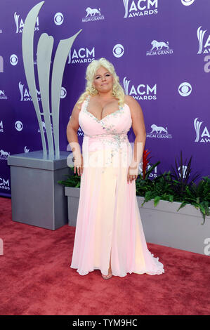 Juni 26, 2013 - Las Vegas, Nevada, USA-TV-Persönlichkeit BETH CHAPMAN kommt für die Akademie 2013 der Country Music Awards im MGM Grand Arena am 7. April 2013. Chapman, 51, verstarb heute nach ihren Kampf gegen den Lungenkrebs. (Bild: © David Becker/ZUMA Draht) Stockfoto