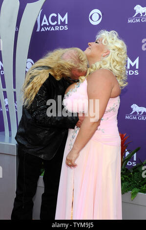 Juni 26, 2013 - Las Vegas, Nevada, USA - Fernsehen Persönlichkeiten DUANE ''Dog'' Chapman (L) und BETH CHAPMAN kommen für die Akademie 2013 der Country Music Awards im MGM Grand Arena am 7. April 2013. Beth Chapman, 51, verstarb heute nach ihren Kampf gegen den Lungenkrebs. (Bild: © David Becker/ZUMA Draht) Stockfoto