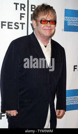 Elton John kommt für das Tribeca Film Festival Opening Night Premiere von "Union" im Wintergarten des World Financial Plaza in New York am 20. April 2011. UPI/Laura Cavanaugh Stockfoto