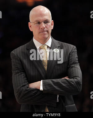 Toronto Raptors Head Coach Jay Triano steht in der Nähe der Bank in der ersten Hälfte gegen die New York Knicks im Madison Square Garden in New York City am 5. April 2011. UPI/John angelillo Stockfoto