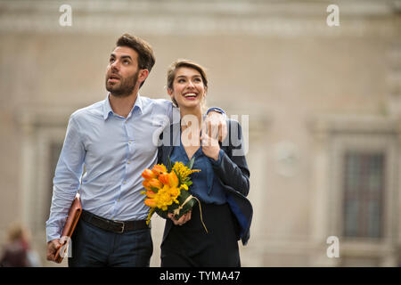 Young Business Paar gehen zusammen während Ihrer Mittagspause. Stockfoto