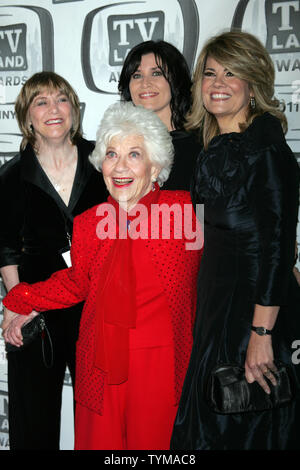 Die "Tatsachen des Lebens" Darsteller: (L-R) Geri Juwel, Charlotte Rae, Nancy McKeon und Lisa Whelchel kommen für den TV Land Awards im Jacob Javits Center in New York am 10. April 2011. UPI/Laura Cavanaugh Stockfoto