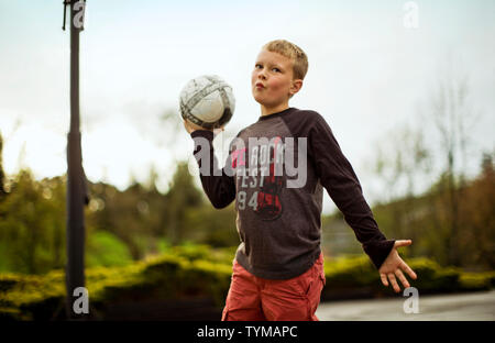 Junge mit Fußball spielen Stockfoto