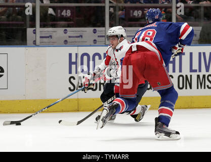 Washington Capitals Alex Ovechkin Skates durch New York Rangers Marc Staal im ersten Überstundenperiode in Spiel 4 der Konferenz Viertelfinale in der Stanley Cup Playoffs im Madison Square Garden in New York City am 20. April 2011. Die Hauptstädte besiegten die Rangers 4-3 in doppelte überstunden und die Serie 3-1 führen. UPI/John angelillo Stockfoto