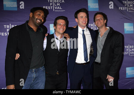 Jesse L. Martin, Mark Kassen, Chris Evans und Adam Kassen kommen für das Tribeca Film Festival Premiere von "Reifenpanne" an der SVA-Theater in New York am 21. April 2011. UPI/Laura Cavanaugh Stockfoto