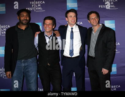 Jesse L. Martin, Mark Kassen, Chris Evans und Adam Kassen kommen für das Tribeca Film Festival Premiere von "Reifenpanne" an der SVA-Theater in New York am 21. April 2011. UPI/Laura Cavanaugh Stockfoto