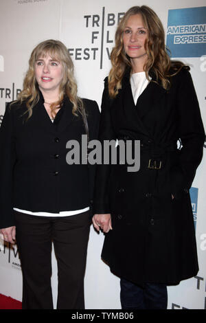 Julia Roberts und Schwester Lisa Gillan kommen für das Tribeca Film Festival Premiere von 'Jesus Christus' Henry an der BMCC Tribeca PAC in New York am 23. April 2011. UPI/Laura Cavanaugh Stockfoto