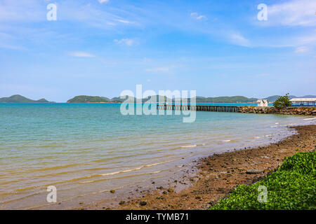 Landschaft der Pier, der ins Meer in der Provinz Rayong, Thailand erstreckt. Stockfoto