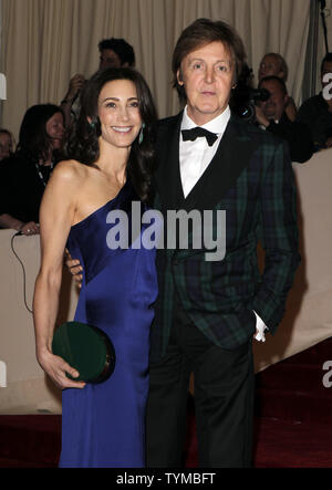 Paul McCartney kommt auf dem roten Teppich bei der Costume Institute Gala Nutzen feiert Alexander McQueen: Wilde Schönheit im Metropolitan Museum of Modern Art in New York City am 2. Mai 2011. UPI/John angelillo Stockfoto