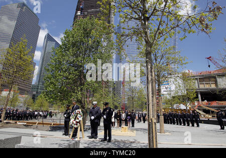 Präsidenten der Vereinigten Staaten Barack Obama beugt seinen Kopf mit Mitgliedern des NYPD und FDNY nach Auftragserteilung einen Kranz am Ground Zero, dem ehemaligen Grundstück der Twin Towers, Tage nach Osama Bin Laden wurde von der U.S. Navy Seals getötet, fast 10 Jahre nach den Terroranschlägen auf das World Trade Center in New York am 5. Mai 2011. UPI/John angelillo Stockfoto