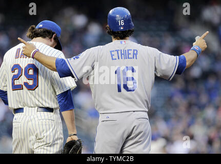 Los Angeles Dodgers Andre Ethier steht auf der ersten Base beim Stehen neben New York Mets Ike Davis, nachdem er seinen schlagenden Streifen auf 30 Spiele mit einem im ersten Inning in Citi Field in New York City verlängert am 6. Mai 2011. UPI/John angelillo Stockfoto