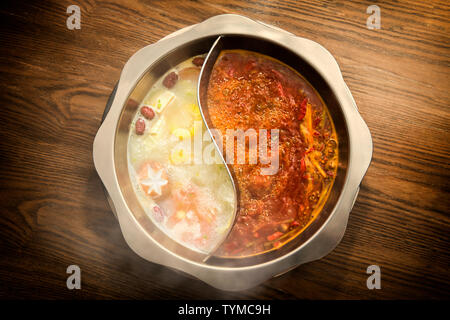 Dolphin Knochen Hühnersuppe hotpot mit Sichuan würziger Eintopf Stockfoto
