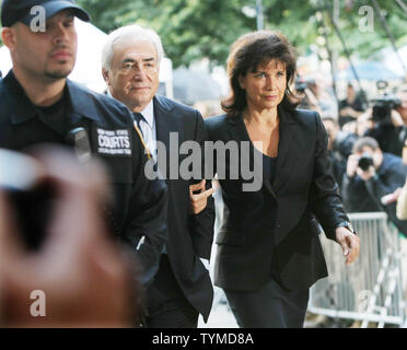 Dominique Strauss-Kahn, der ehemalige Internationale Währungsfonds Manager und seine Frau Anne Sinclair nach Manhattan Strafgerichtshof kommt am 6. Juni 2011 in New York City. Strauss-Kahn wird erwartet, nicht schuldig zu plädieren, als er Gesichter Belastung aufgrund von der Vorfall der vergangenen Monat, wo er angeblich sexuell ein Hotelangestellter angegriffen. UPI/Monika Graff. Stockfoto