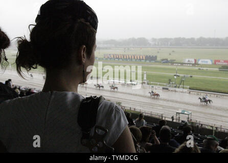 Zuschauer verfolgen die Pferde die Spur für das fünfte Rennen auf der 143 läuft der Belmont Stakes am Belmont Park in Elmont New York nehmen am 11. Juni 2011. UPI/John angelillo Stockfoto