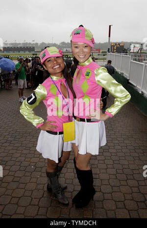 Mädchen gekleidet als Jockeys in der Nähe der Strecke 143 läuft der Belmont Stakes am Belmont Park in Elmont New York stand am 11. Juni 2011. UPI/John angelillo Stockfoto