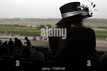 Zuschauer verfolgen die Pferde die Spur für das fünfte Rennen auf der 143 läuft der Belmont Stakes am Belmont Park in Elmont New York nehmen am 11. Juni 2011. UPI/John angelillo Stockfoto