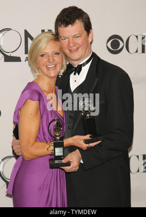 Marianne Elliott und Tom Morris posieren für die Fotografen, nachdem er die beste Richtung eines Play Award für ihre Arbeit in "Krieg Pferd", die im Rahmen der 65. jährlichen Tony Awards im Beacon Theatre am 12. Juni 2011 in New York City. UPI/Monika Graff. Stockfoto