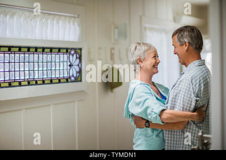 Herzlichen reifes Paar Lächeln, da sie sich gegenseitig in die Augen blicken. Stockfoto