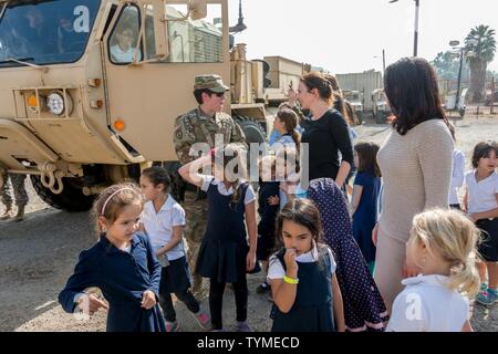 Studenten und Dozenten von Emek hebräische Akademie Teichman Thora Familienzentrum in Sherman Oaks, Kalifornien, sprechen für einen Soldaten vom 270th Military Police Company, 49. Military Police Brigade, Kalifornien Army National Guard, vor Beginn des wachsam Guard 17 an die Federal Emergency Management Agency (FEMA) Kalifornien Task Force 1, Los Angeles. "Eines der Dinge, Kühler war, einige der Weibchen kam auf mich zu Fragen,"Nun, warum wir nicht in der Armee dürfen?" Tja, was? Ich habe tatsächlich einige weibliche Soldaten, die erfolgreich gewesen, wer bereitgestellt haben,"erklärte 1st Lt. Brian Frizzle, 270t Stockfoto