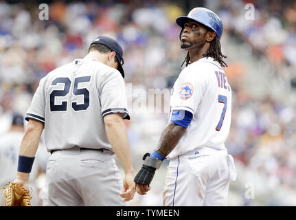 New York Mets Jose Reyes steht neben New York Yankees Mark Teixeira auf der ersten Base schlagen Sie ein einzelnes im ersten Inning in Citi Field in New York City am 2. Juli 2011. UPI/John angelillo Stockfoto