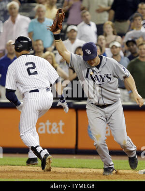 Tampa Bay Rays Casey Kotchman reagiert, nachdem New York Yankees Derek Jeter das endgültige Aus macht das Spiel im Yankee Stadium in New York City am 7. Juli 2011. Die Strahlen besiegten die Yankees 5-1 Und Jeter ist alles Zeit total wird 2998 getroffen. UPI/John angelillo Stockfoto