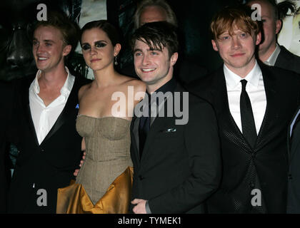 (L - r) Tom Felton Emma Watson, Daniel Radcliffe und Rupert Grint kommen für die Premiere von "Harry Potter und die Heiligtümer des Todes - Teil 2" in der Avery Fisher Hall, das Lincoln Center in New York am 11. Juli 2011. UPI Foto/Laura Cavanaugh Stockfoto