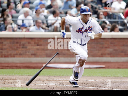 New York Mets Scott Hairston Antriebe in 2 läuft mit einem Double im dritten Inning gegen die Philadelphia Phillies in Citi Field in New York City am 16. Juli 2011. UPI/John angelillo Stockfoto