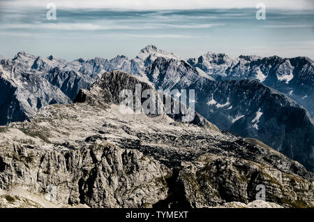 Kreative dramatische Landschaft mit hohen Gipfeln und scharfen Felsen. Blick von Kanin auf Triglav in Slowenien. Stockfoto