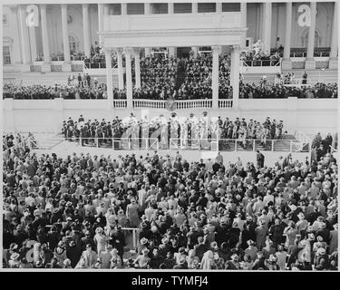 Die Amtseinführung von Präsident Harry S. Truman und Vice President Alben W. Barkley. Der Schuß wird von einem Abstand genommen; er zeigt die Eröffnungs-stehen und die Menge vor. Jeder steht. Vice President Barkley ist offenbar den Amtseid. Stockfoto